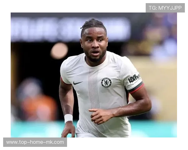 切尔西一脚长传找到恩昆库，挑射轻盈入网