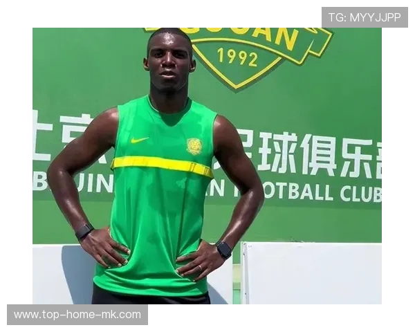 玉昆国脚中场策动边路进攻：从训练场到球场的灵动演绎